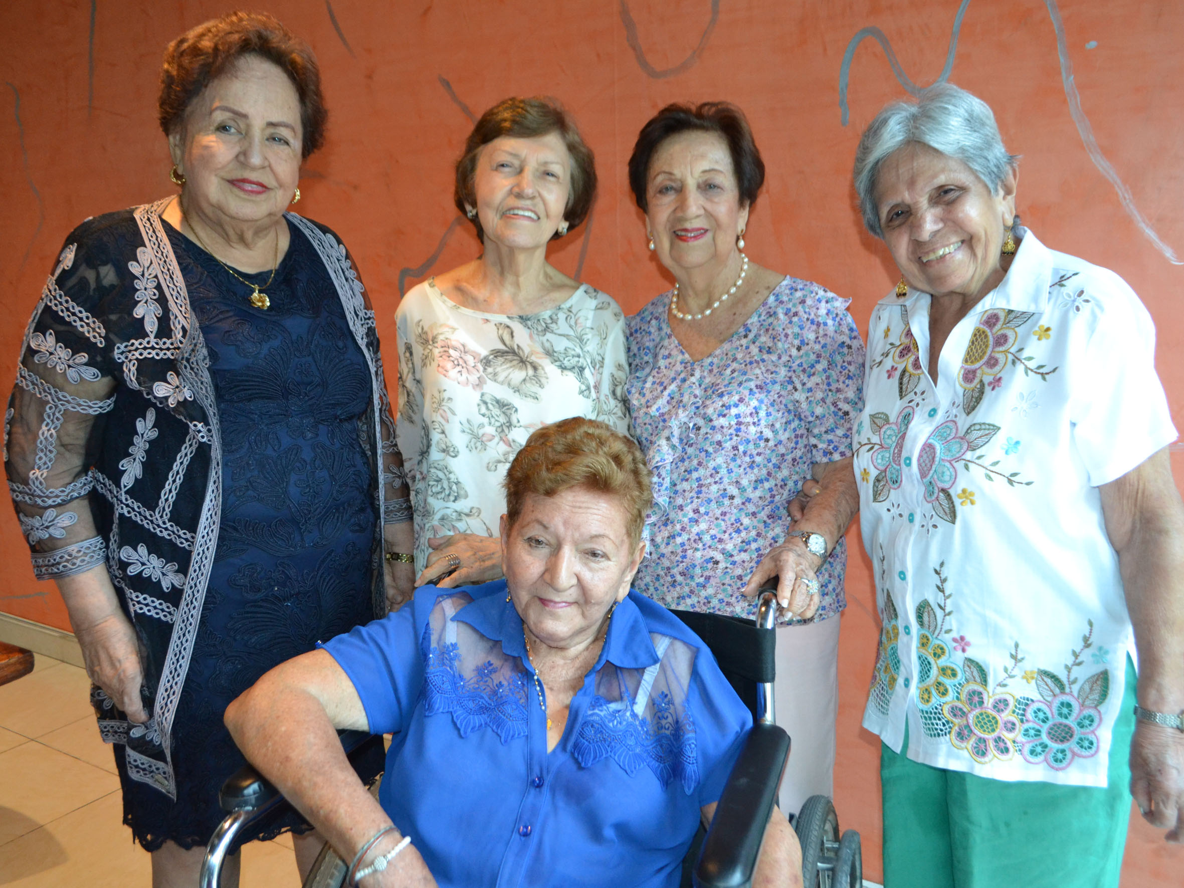 Rosita de Polania, Inés de Díaz, Carmen Unda de Calderón, la cumpleañera; Sofía Rojas de Díaz y Fabiola de Rojas.